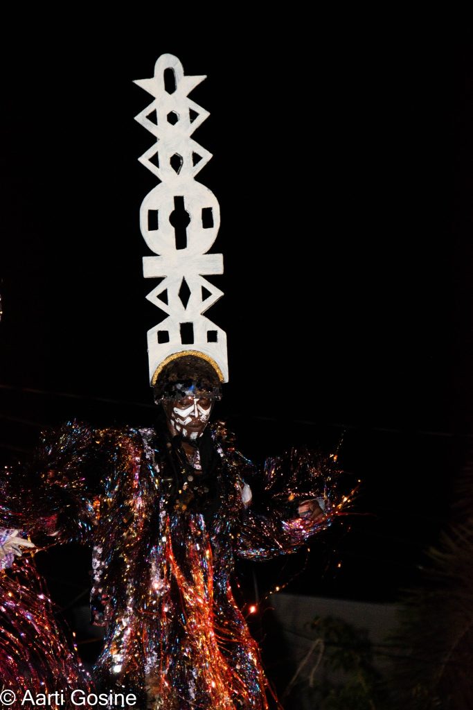 May be an image of monument and text that says "要 福 0 Aarti Gosine"